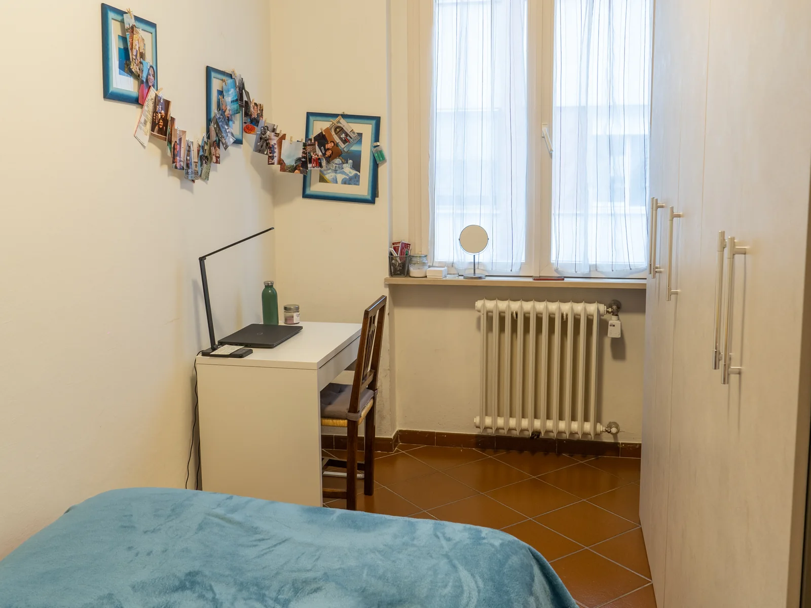 Vittoria Room 1 with a study desk, window and fitted storage